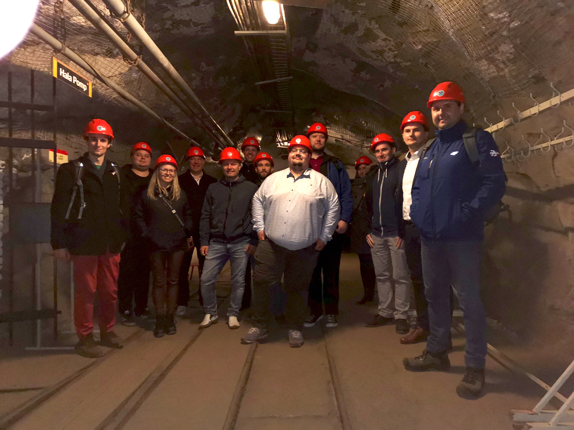 Koleżanki i koledzy z Katowic zwiedzają podziemia kopalni